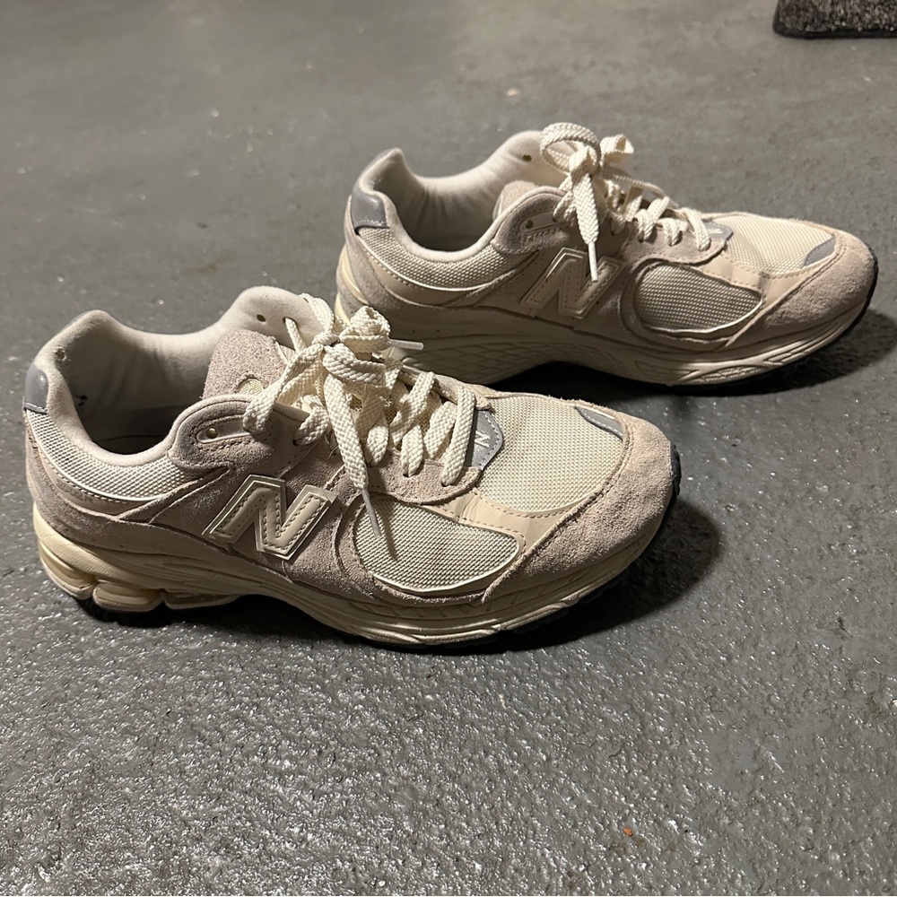 New Balance Beige 2002R Sneakers - Picture 3 of 6